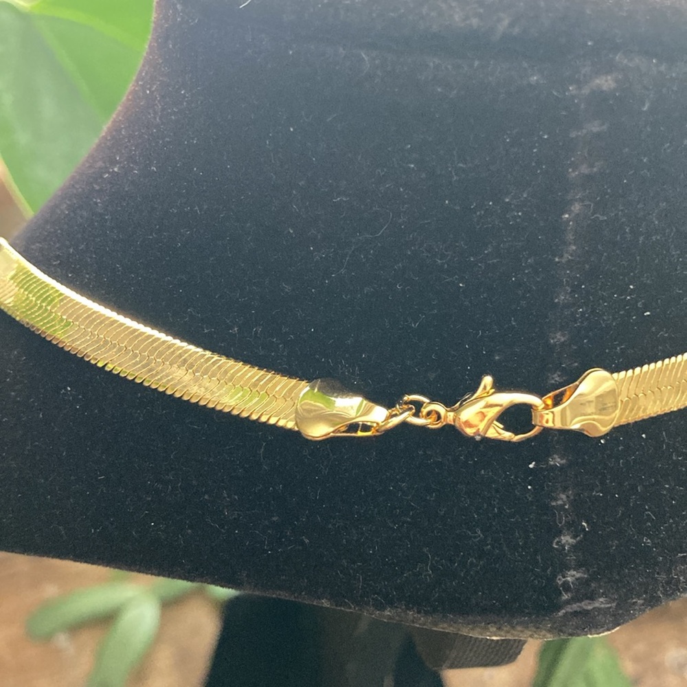 Avon Vintage Herringbone Flat GoldTone 18 inch Necklace
| NIB N6 - Picture 4 of 11